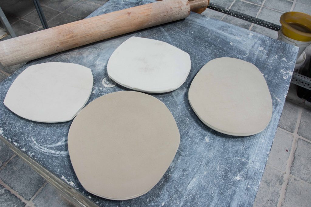 assiette céramique biscuit Mu atelier